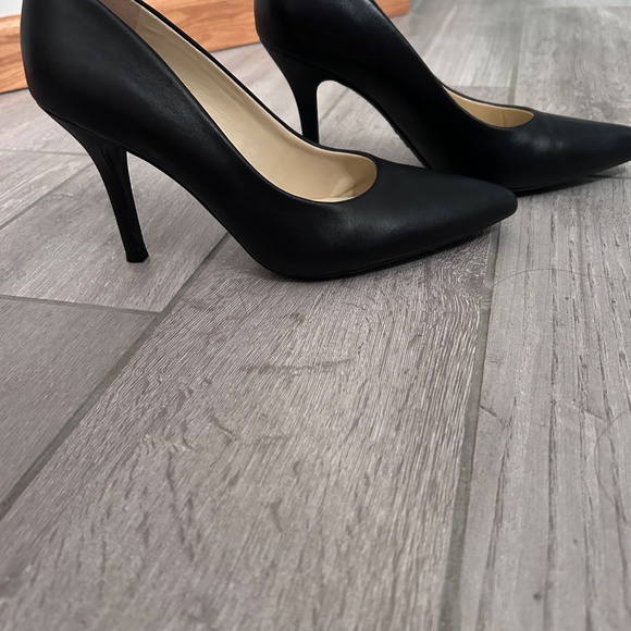 Black Leather Pumps Size 8 LIKE NEW - Picture 5 of 5